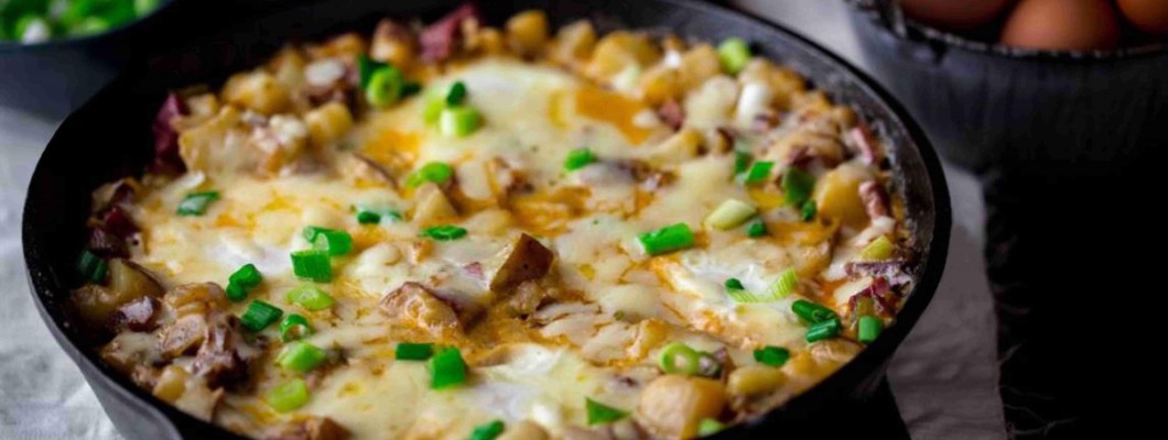 Smażona wołowina z jajkami i serem cheddar